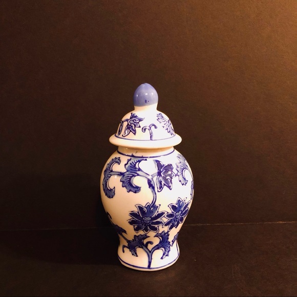 Miniature Chinoiserie Vase with Top - Picture 1 of 7